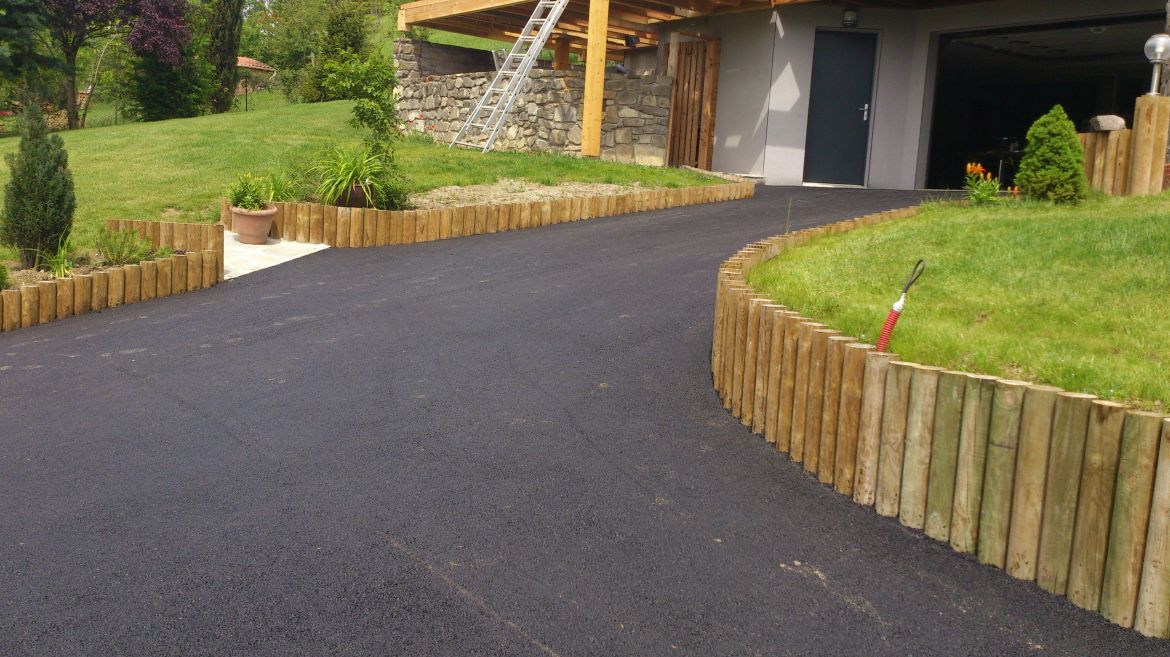 Mur de soutènement en gabions pour accès de garage stabilisé